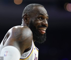 老詹满电回归重新戴起皇冠 决胜期连得10分+晚安抢断