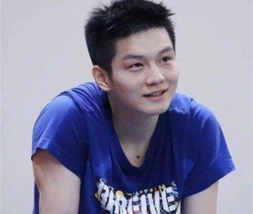 意难平到破防！樊振东能拿下德甲天价续约，却迟迟回不了国家队，背后隐情藏不住了